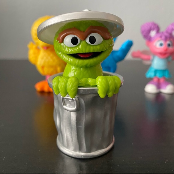 Sesame Street Neighborhood Friends, 6-piece Poseable Figurines - Picture 6 of 11